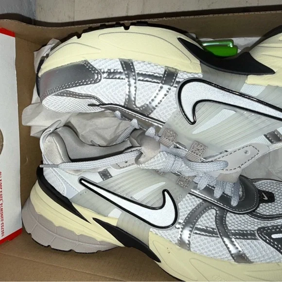 Nike V2K Running Shoes - Picture 9 of 10